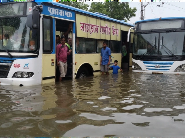 कोलकाता में रिकॉर्ड बारिश, दुर्गापूजा से पहले बाढ़ ने मार डाली मौत